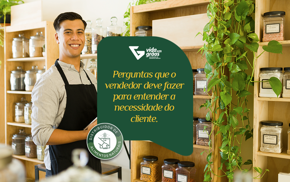 Imagem de um vendedor de loja de produtos naturais realizando as perguntas certas para seus clientes.