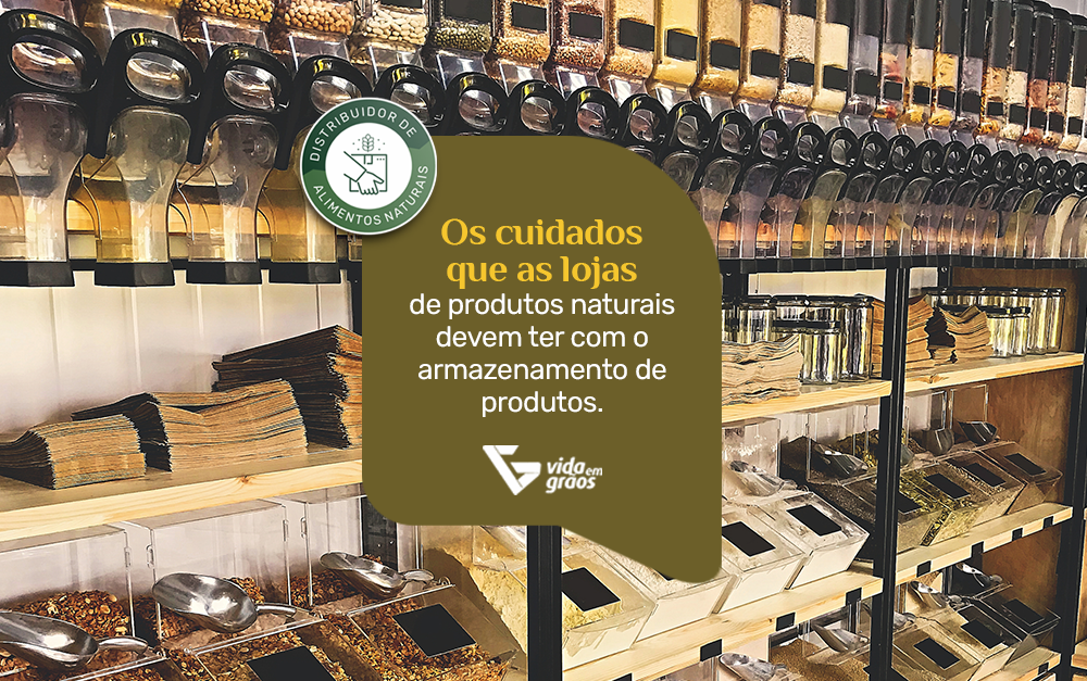 Imagem de uma loja de produtos naturais que o proprietário cuida muito bem do armazenamento dos produtos seguindo as dicas da Vida em Grãos.