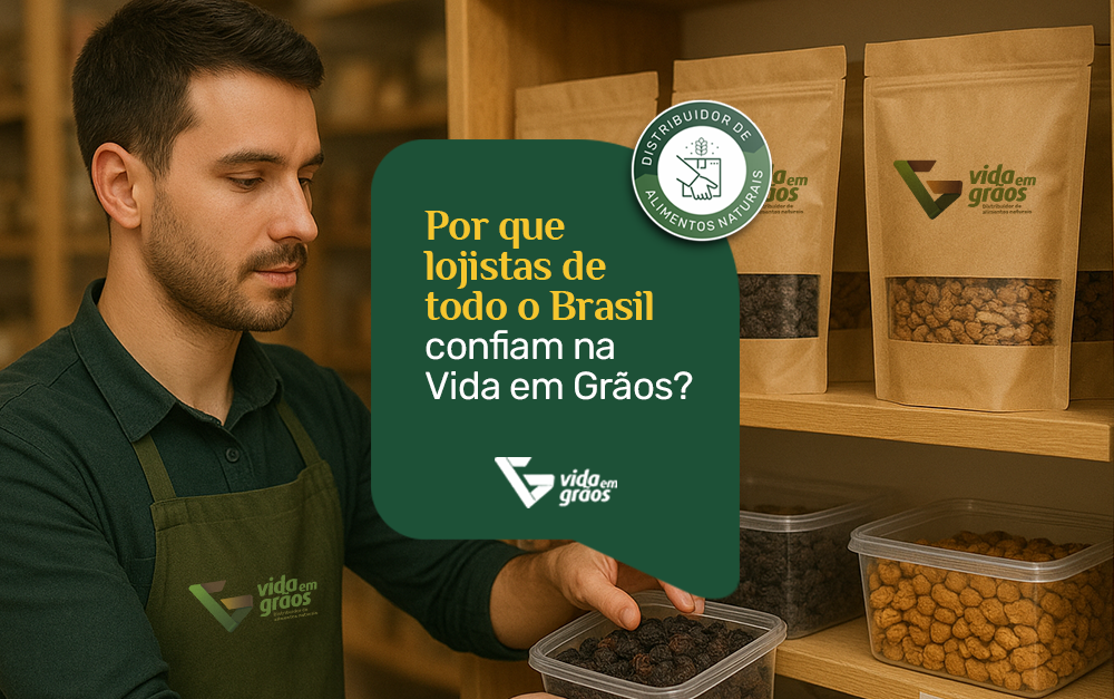 Imagem de um lojista organizando os produtos naturais que ele recebeu da Vida em Grãos para sua loja.