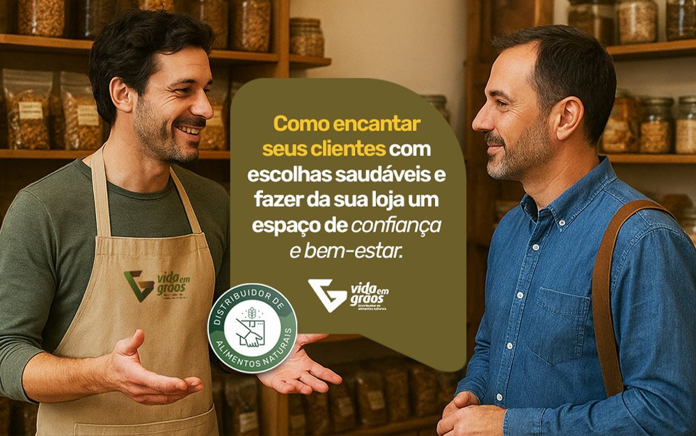 Imagem de um dono de loja de produtos naturais aplicando estratégias de fidelização de clientes com o consumidor ao lado dele.