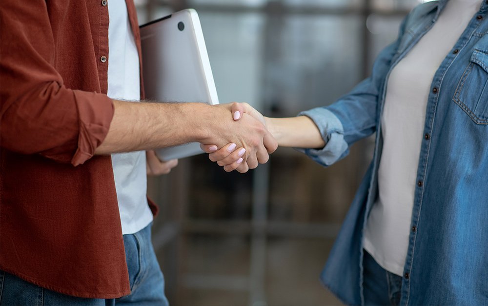 empreendedor fechando negócio com fornecedores.