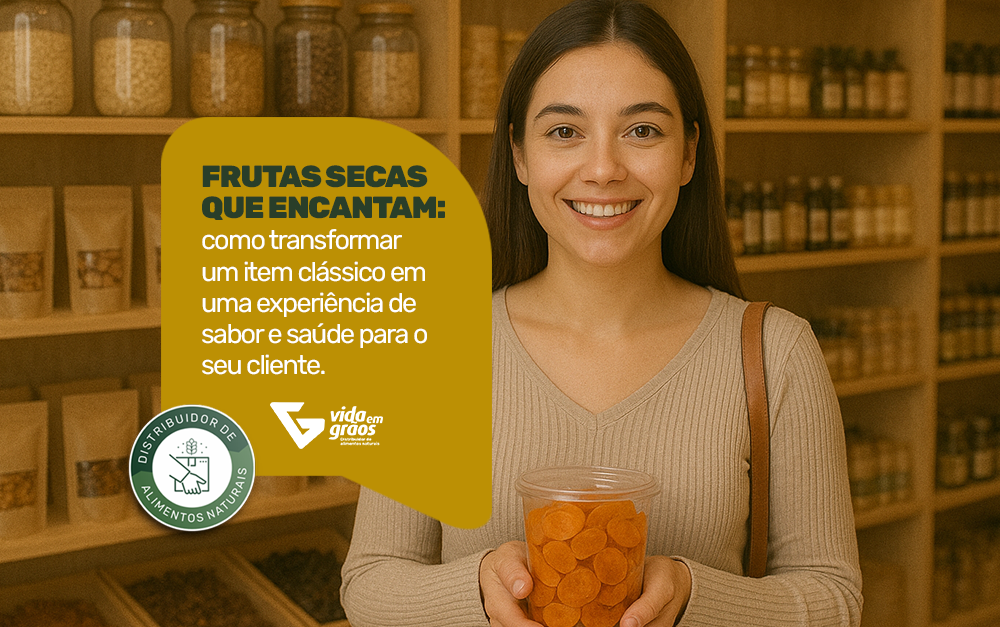 Imagem de uma consumidora de uma loja de produtos naturais comprando frutas secas para suas receitas.